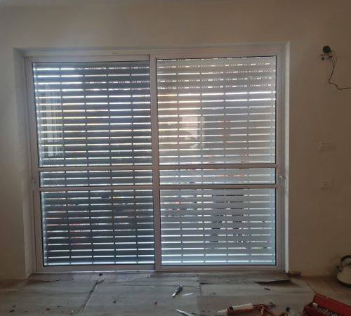 תריס חשמלי לבן