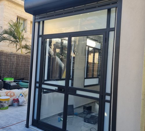 תריס חשמלי עם דלת אלומיניום