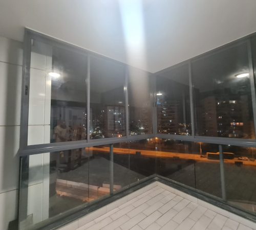 סגירת מרפסת שחור